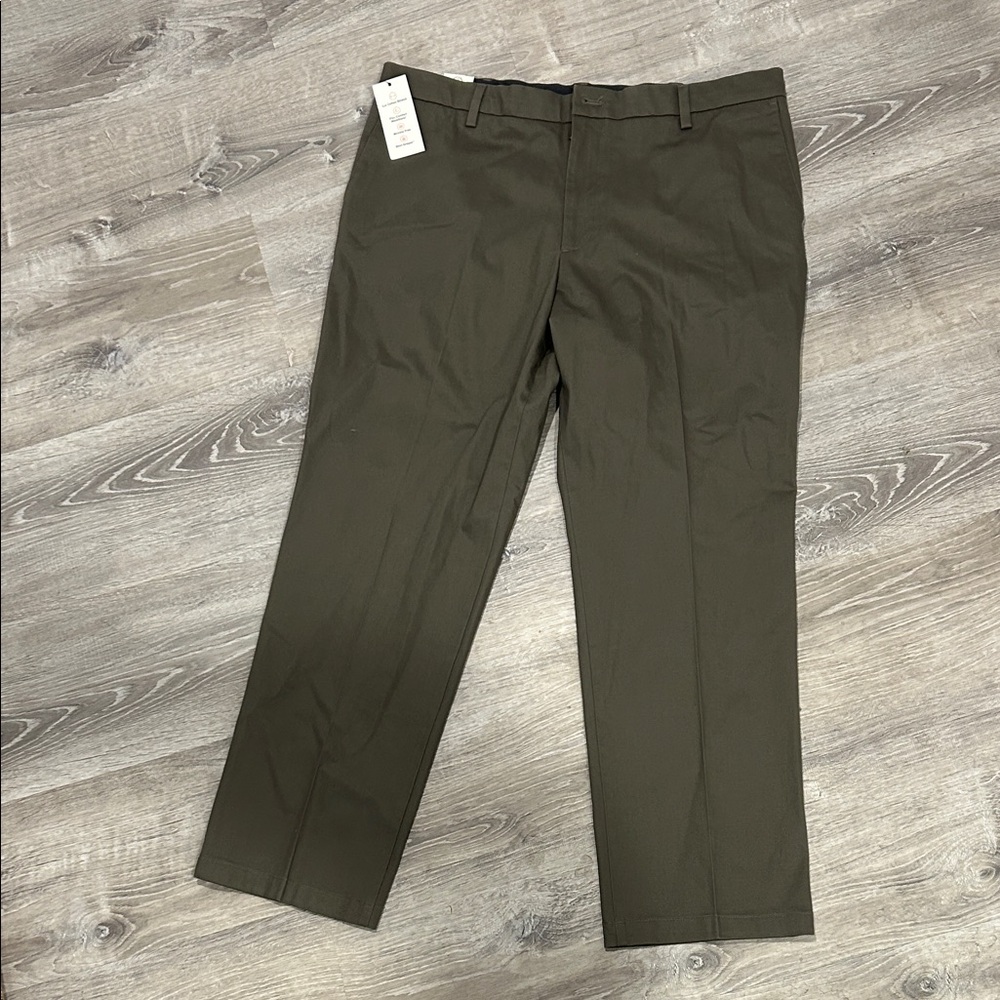 Dockers Men's Dark Pebble Signature Khaki. Size W40xL32. NWT